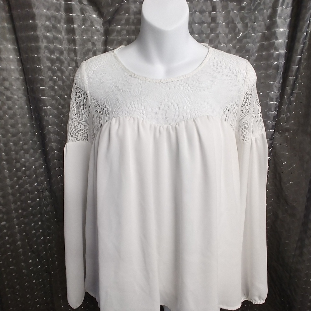 ❄HOST PICK ❄White Gianni Bini blouse  Size S